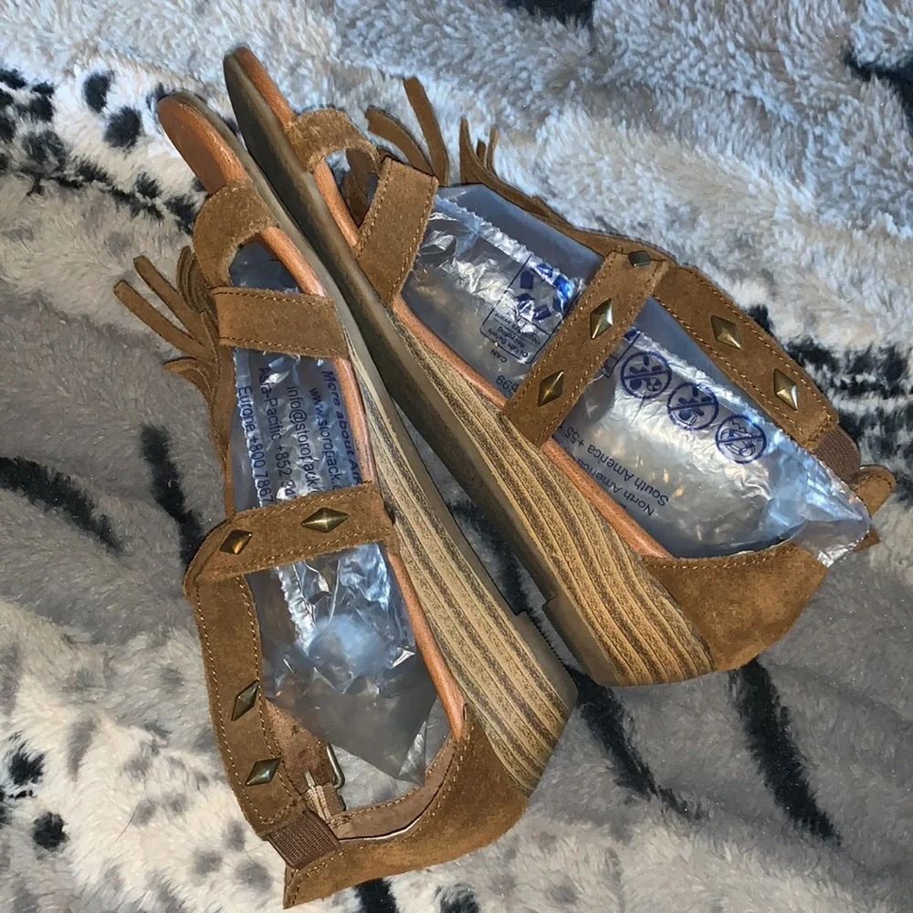 Minnetonka Merriam Suede Leather Fringe Wedge Sandals — 8
